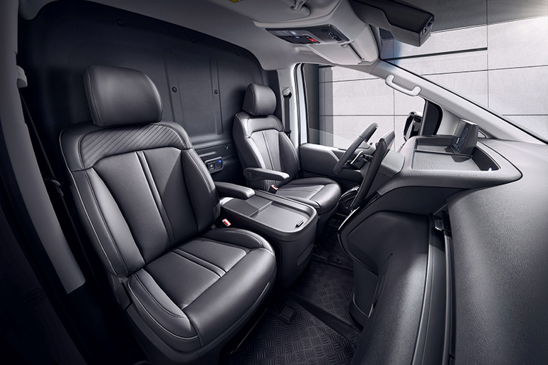 운전자에게 정숙하고 안락한 승차감 제공을 고려한 ST1의 인테리어