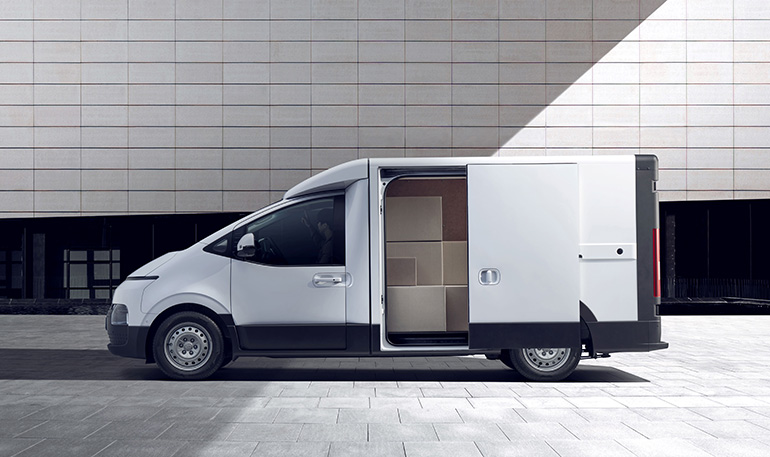 슬라이딩 도어를 비롯해 긁힘이 발생하기 쉬운 부위에는 검정색 프로텍터를 덧붙였다.