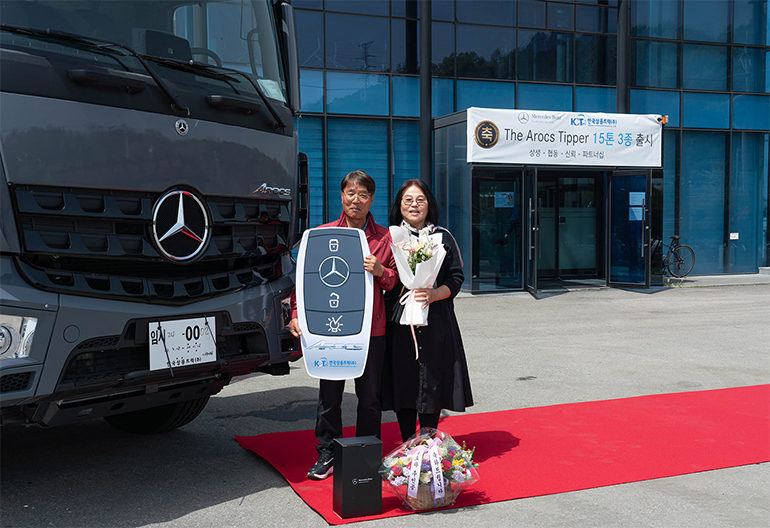 최근 메르세데스-벤츠 오산서비스센터에서 아록스 15톤 덤프 시리즈의 1호차 인도식이 진행됐다. 