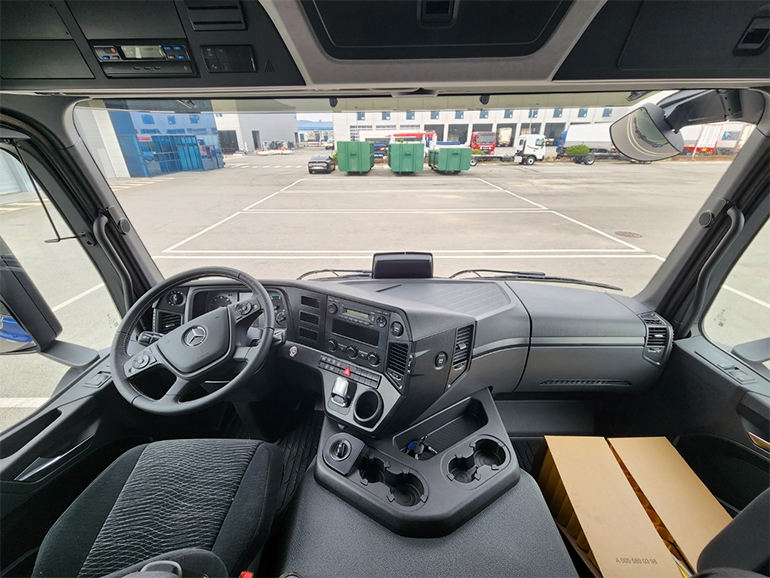 아록스 15톤 덤프트럭의 실내 모습.