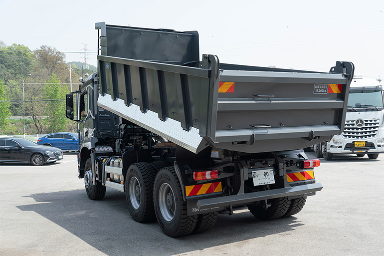 아록스 15톤 덤프트럭의 적재함 모습. 