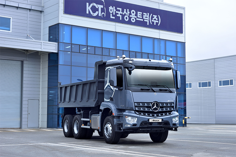 메르세데스-벤츠트럭의 아록스 15톤 덤프트럭에 한국상용트럭의 적재함이 장착된 국내 유일 프리미엄 덤프트럭이 모습을 드러냈다.