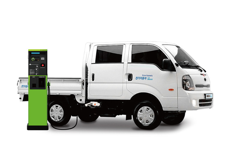 파워프라자의 소형 전기화물차종인 ‘봉고3ev피스 더블캡’의 모습.