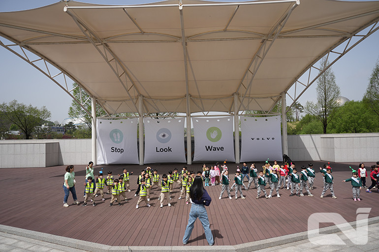 어린이들이 안전의식 고취를 위해 'Stop-Look-Wave' 노래에 맞춰 춤을 배우고 있다.