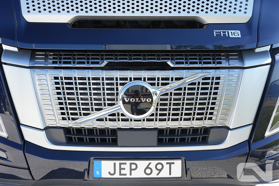 FH 에어로의 첫 인상은 마치 공기 저항을 극도로 최소화하기 위하여 유선형으로 빚어낸 조각품 같았다.