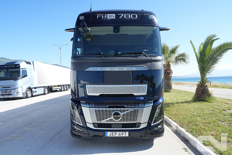 FH 에어로의 첫 인상은 마치 공기 저항을 극도로 최소화하기 위하여 유선형으로 빚어낸 조각품 같았다.