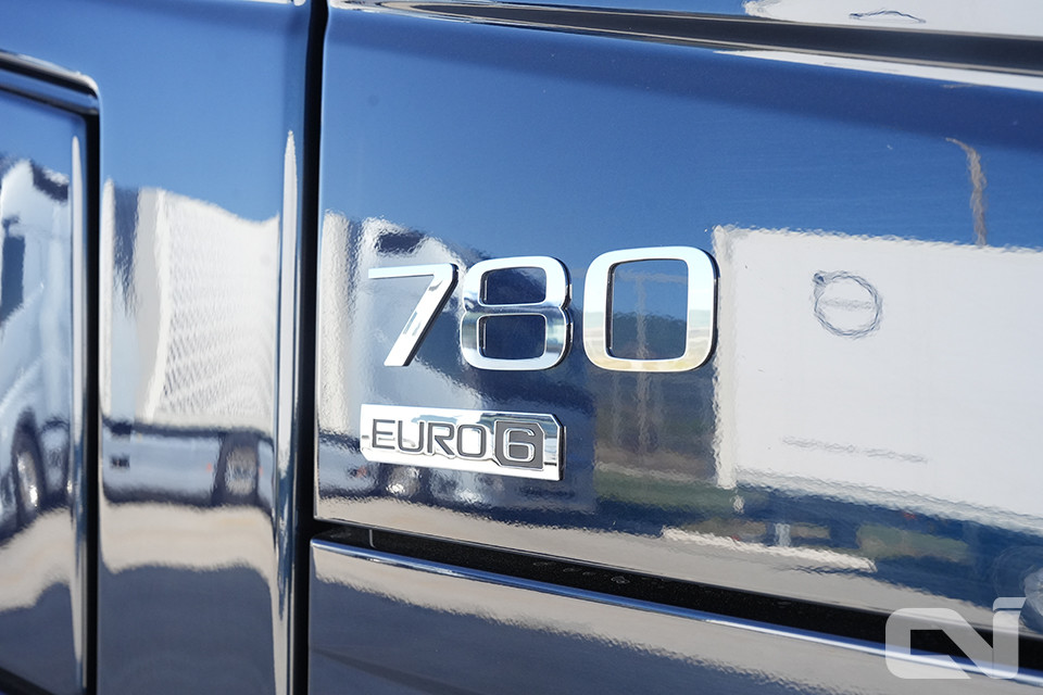 780마력의 고성능 디젤엔진은 세계 최고 성능의 디젤엔진이라는 타이틀을 획득했음에도 정숙함으로 겸손함을 보여주는 듯했다.