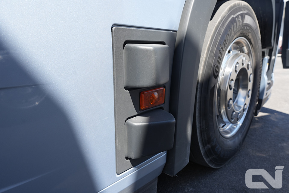 차량 좌우 측면에 장착된 후측방 레이더 센서