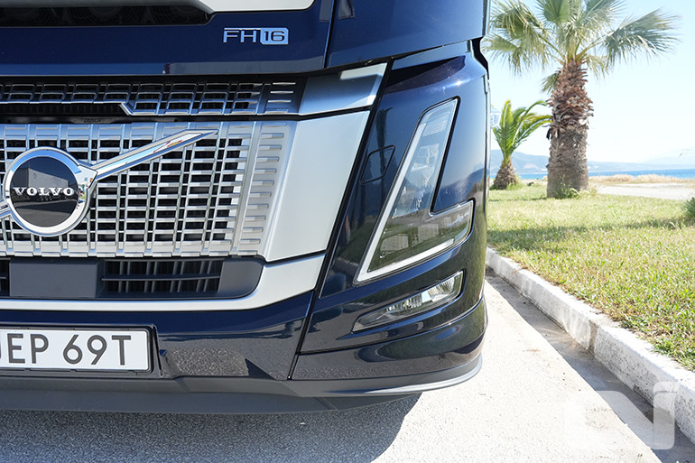 FH 에어로의 첫 인상은 마치 공기 저항을 극도로 최소화하기 위하여 유선형으로 빚어낸 조각품 같았다.