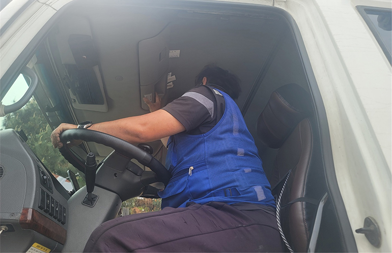 무상점검센터에서 운행기록장치(DTG) 무상점검을 받고 있는 모습.