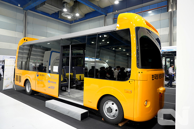 ㈜한국쓰리축이 개발한 '한국형 어린이 통학버스’
