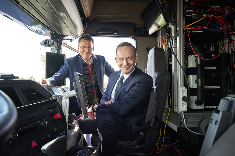 만트럭버스그룹은 ‘볼커 위싱’ 독일 교통부 장관과 ‘알렉산더 블라스캄프’ 만트럭버스 그룹 회장이 동승한 가운데 독일 A9 고속도로에서 10km가량 진행된 이번 테스트를 진행했다고 밝혔다.