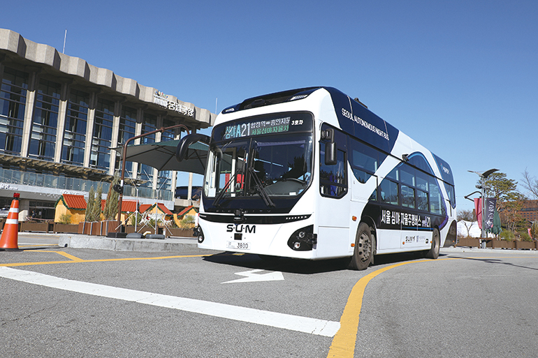 서울 도심을 누비고 있는 심야 자율주행버스의 모습