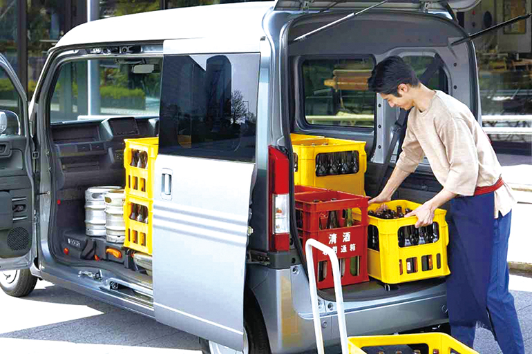 일본 혼다(HONDA)에서 출시된 전기 경형밴 'N-밴'에 물건을 적재하는 모습. 