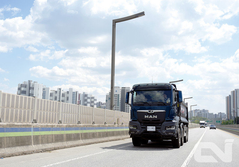 ‘뉴 MAN TGS' 덤프트럭을 경기도 용인 소재의 만트럭버스코리아 본사에서 두 명의 기자가 체험했다. 
