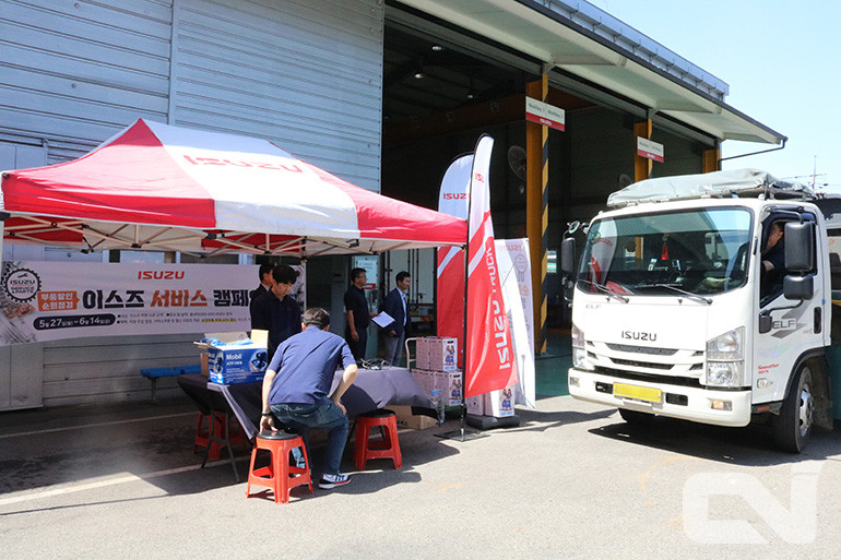 서비스센터 방문 고객에게는 온라인 서비스 쿠폰과 기념품, 요소수 10리터(ℓ)를 제공한다.