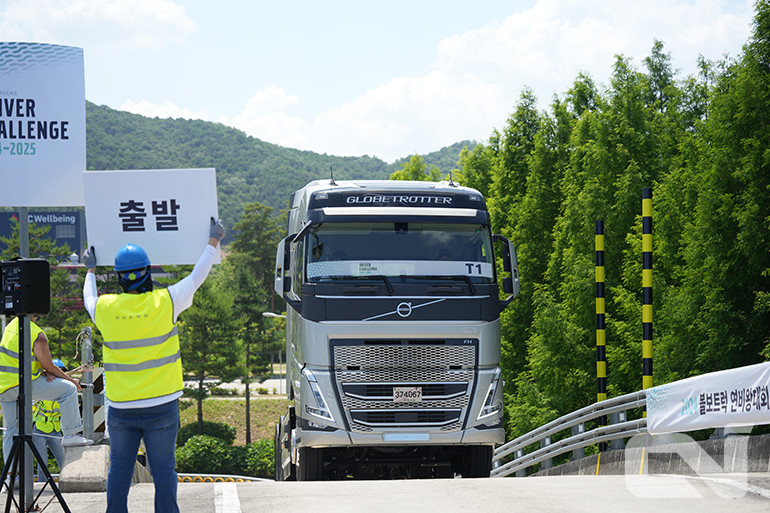 지난 6월 16일 볼보트럭코리아는 오는 2025년 스웨덴 예테보리에서 열리는 세계 볼보트럭 연비왕 대회 참가자를 선발하기 위해 충북 음성에 위치한 한국소방산업기술원 소방장비센터에서 '2024-2025 볼보트럭 연비왕 대회'를 실시했다.