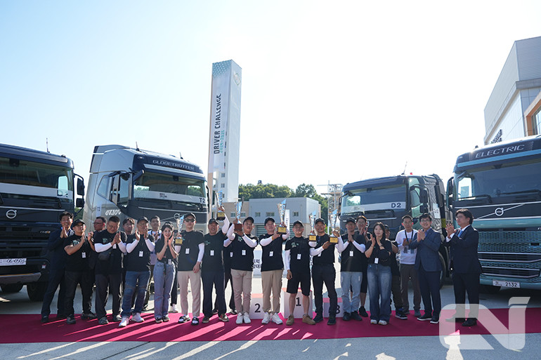 '2024-2025 볼보트럭 연비왕 대회'에 참가한 24명의 참가자들과 볼보트럭코리아 관계자들이 우승자들에게 축하의 박수를 건네고 있는 모습.