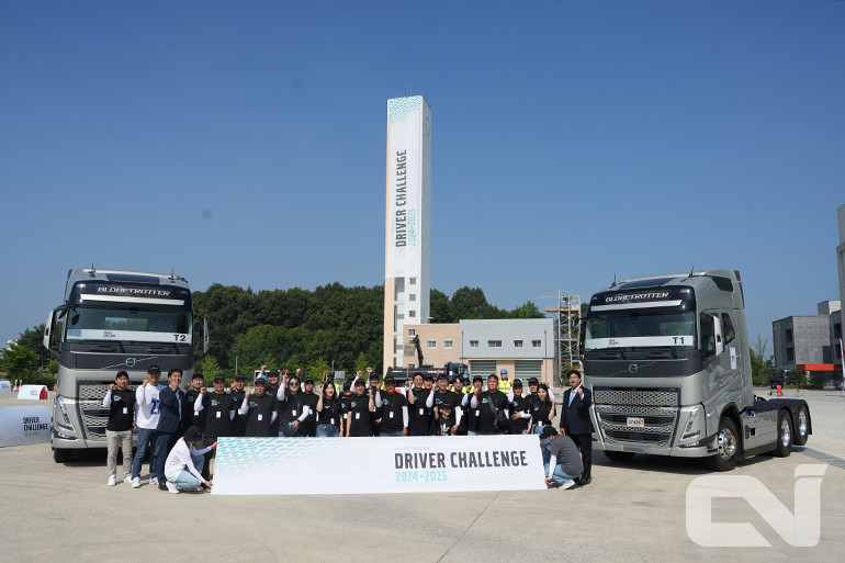 온/오프로드 부문 24명의 참가자와 볼보트럭 관계자들이 연비왕 대회 시작 전 파이팅을 외치고 있다.
