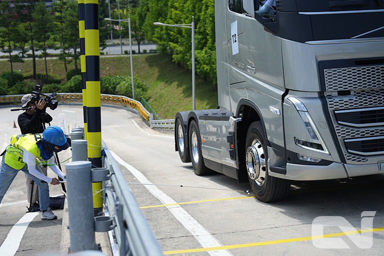 이번 연비왕 대회에서 사용된 FH, FMX 두 트럭에는 '경사로 밀림방지장치'가 장착되어 언덕에서 출발 시 뒷바퀴 미끄러짐 없이 출발하는 모습을 확인할 수 있었다.