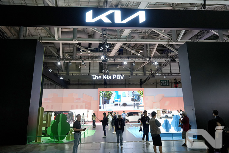 현대자동차와 기아는 목적기반모빌리티(PBV) 라인업을 전면에 내세웠다. 