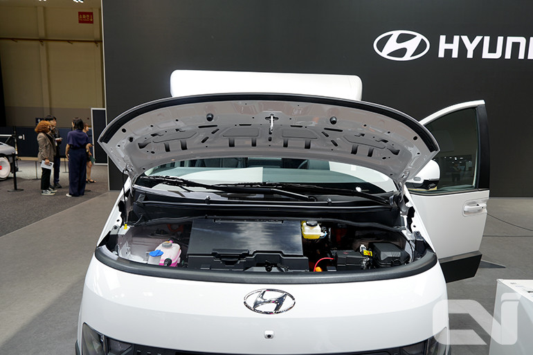 최고출력 160kW, 최대토크 360Nm을 발휘하는 76.1kWh급 NCM 배터리