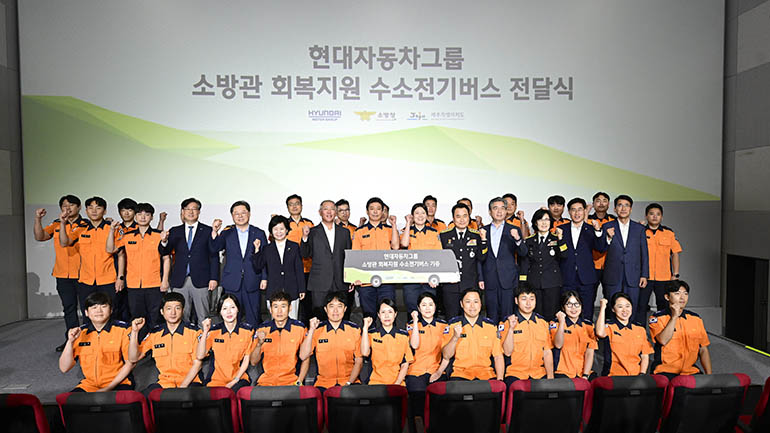 현대차가 ‘유니버스 모바일 오피스’ 기반의 소방관 회복지원차를 제주 소방에 기부했다. 