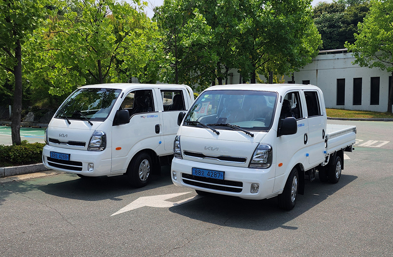 파워프라자의 소형 전기화물차종인 ‘봉고3ev피스 더블캡’의 모습.