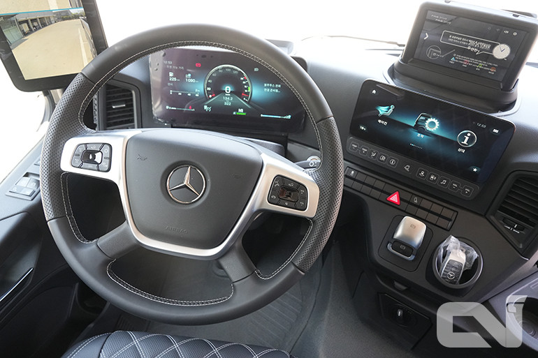 아록스 4453K의 운전석과 멀티미디어 콕핏, 페시아 모습