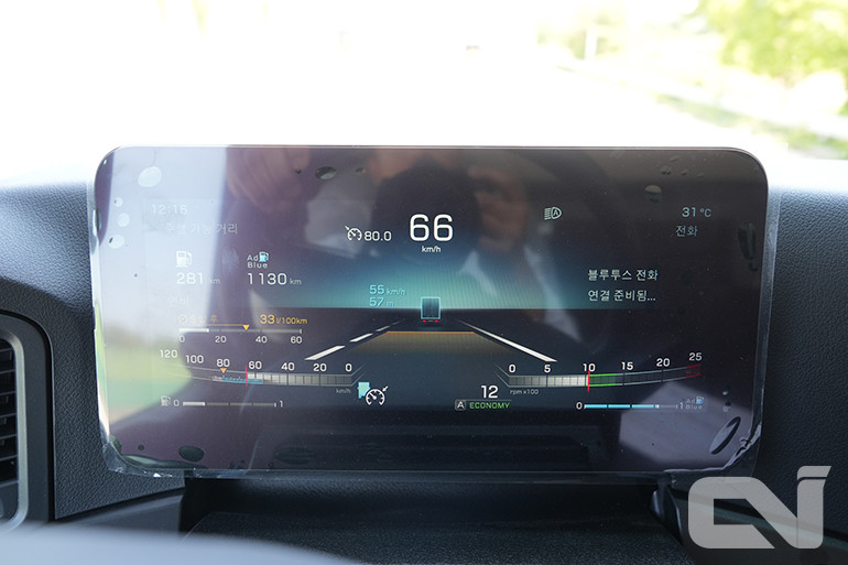 어댑티브 크루즈 컨트롤 작동 중 아록스 4453K 앞에 차를 감지하면 앞차의 속도와 차간거리를 표시해준다.