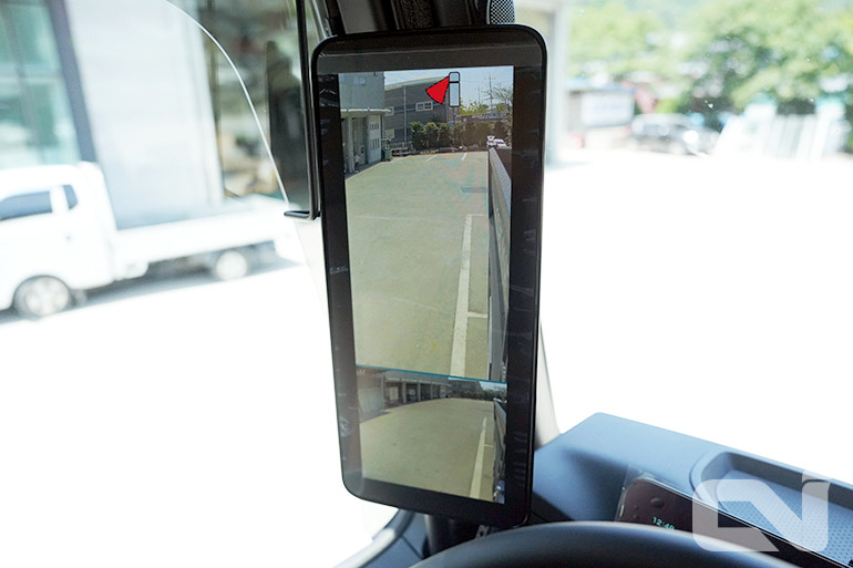 미러캠 조정 모습, 사각지대가 있다고 경고하고 있다.