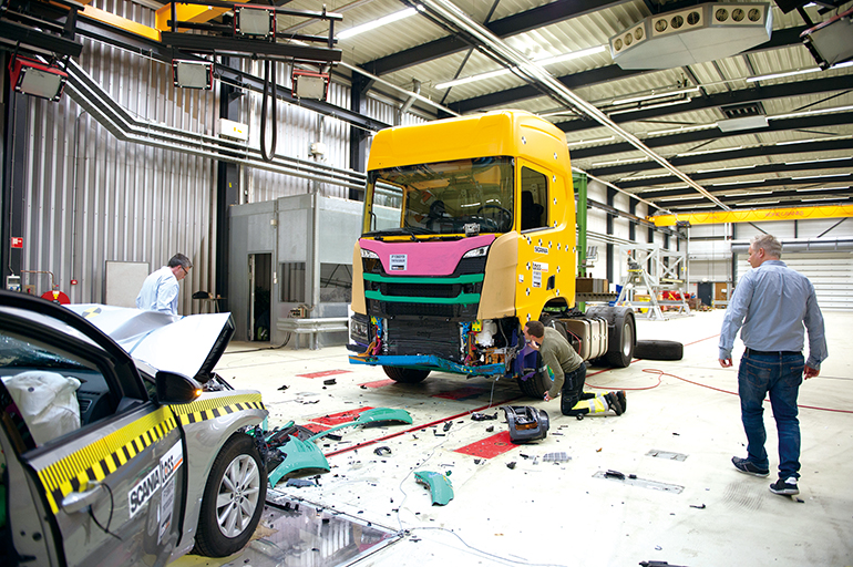 고객 안전을 위한 스카니아 트럭의 충돌테스트 모습.