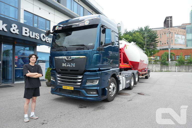 “확실히 작년까지 몰았던 MAN 510에 비해 연비가 좋아졌고, 요소수도 현저히 덜 먹어요. 무엇보다 만트럭의 제일 큰 강점은 강력한 파워트레인이죠.” 만트럭버스코리아 용인 서비스센터에서 만난 김태호(34) 사장의 첫마디였다.