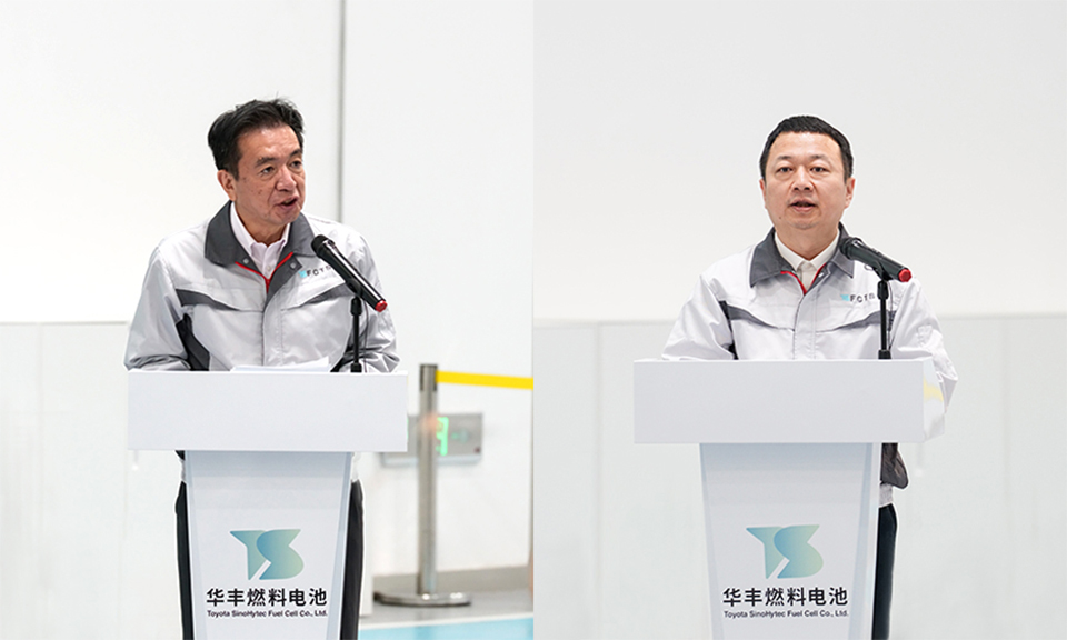 우에다 타츠로 토요타 중국 본사 사장(왼쪽)과 장궈창 Yihuatong 회장(오른쪽)이 새 공장 준공식을 축하하고 있다.    (사진 : Toyota)