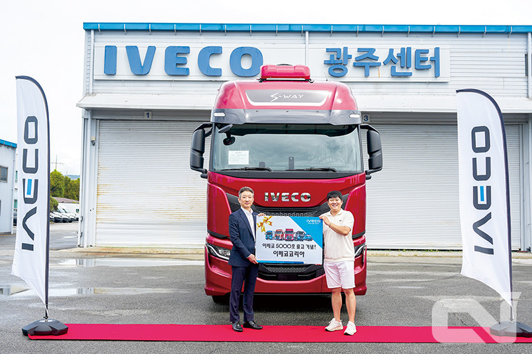 지난 8월, 광주광역시 이베코 출고센터에서 5,000번째 이베코 고객과 포즈를 취하고 있는 최정식 지사장(왼쪽). ​​​​​​​이 날로 이베코는 한국 시장에서 누적 판매 5,000대를 기록하는 쾌거를 이루었다.