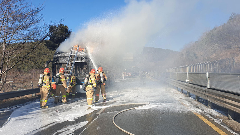 전기버스 화재 진입 모습. (출처: 창원소방본부)