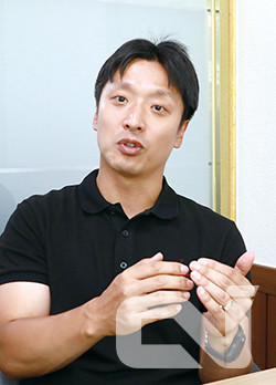 이동선 아이트럭 영업팀 실장이 여성트럭커와 신입 화물차주들을 위해 조언하고 있는 모습