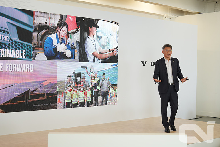 박강성 볼보트럭 대표이사가 새로운 FH 에어로에 대해 설명하고 있다.