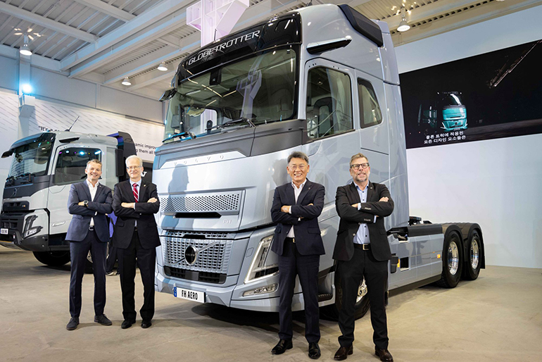(좌측부터) 요한 셀벤(Johan Selvén) 볼보트럭 부사장., 칼 올로프 앤더슨(Karl-Olof ANDERSON) 주한 스웨덴대사 내정자, 박강석 볼보트럭코리아 대표이사, 피터 하딘(Peter Hardin) 볼보트럭 제품&영업 개발 총괄 이사가 볼보 FH 에어로에서 포즈를 취하고 있다.