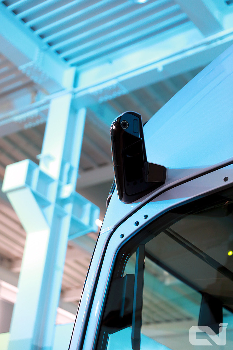 A필러 상부에 위치한 볼보 카메라 모니터링 시스템(CMS)