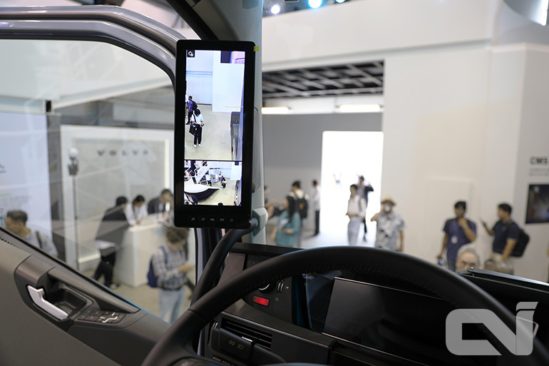 A필러 위치한 디스플레이가 기존 사이드미러의 역할을 대신한다.