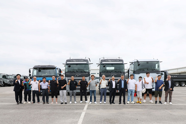 경기 평택 소재의 볼보트럭 출고센터에서 FH 에어로를 비롯한 15대의 신차 출고식이 진행되었다. 