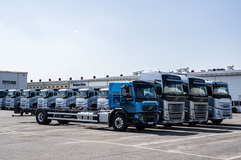 고객 인도를 기다리고 있는 볼보트럭의 주요 라인업들 