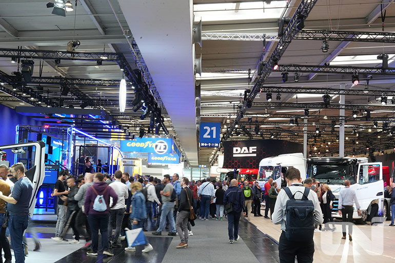 IAA 2024를 찾은 관람객들이 전시차량을 보기위해 둘러보고 있다.