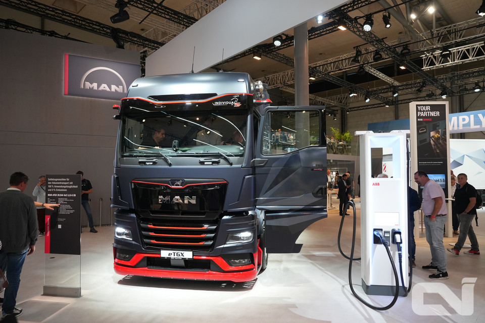 MAN eTGX 및 eTGS는 곧 도입될 예정인 MCS 메가와트 충전 표준을 위해 개발 중이며, 최대 1,000kW 충전 시 6개 배터리 구성으로 일일 800km 주행이 가능할 전망이다.