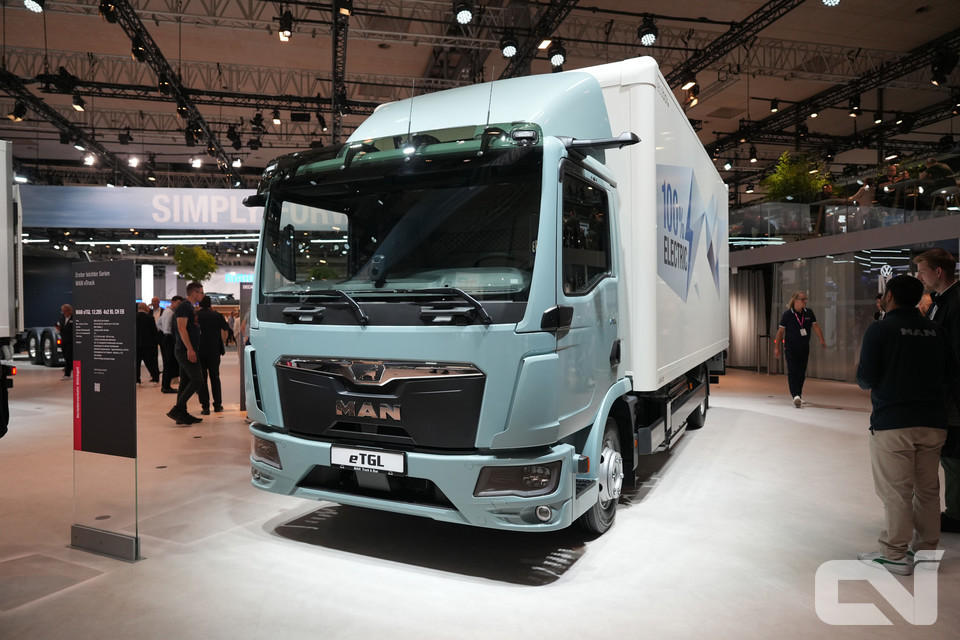 신규 전기트럭 라인업인 중형급 ‘MAN eTGL’을 월드 프리미어로 공개했다. 차량총중량 12톤급 경량 물류용 전기트럭인 eTGL은 만트럭버스의 전기트럭 풀라인업 포트폴리오를 완성하는 모델로 현장에서 큰 주목을 받았다.