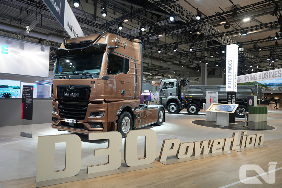 만트럭버스는 새로운 ‘파워라이온(PowerLion)’ 드라이브트레인을 공개하며, 2025년형 MAN 디젤 트럭의 연비와 CO2 배출량을 최대 4% 개선했다고 밝혔다.