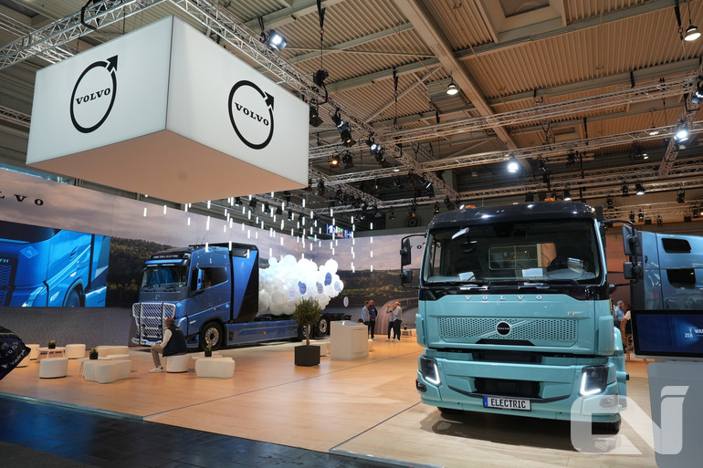 볼보트럭이 배터리 전기 파워트레인, 수소연료전지, 바이오 연료를 사용하는 내연기관 등 다양한 친환경 기술을 적용한 트럭 라인업을 공개하며 지속 가능한 운송의 현재와 미래를 제시했다.