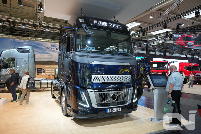 초중량물 운송용 볼보 FH16 AERO는 새롭게 개발된 D17 17리터 고효율 엔진을 탑재해 출력은 높이면서 연료 소비와 배출량은 줄였다. 