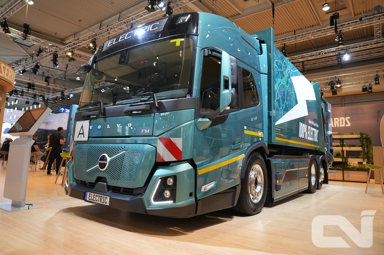 새롭게 공개된 볼보 FM 로우 엔트리(Low Entry) 모델은 좁은 도심 환경에서 향상된 안전성을 제공하기 위해 뛰어난 운전자 시야를 자랑한다.